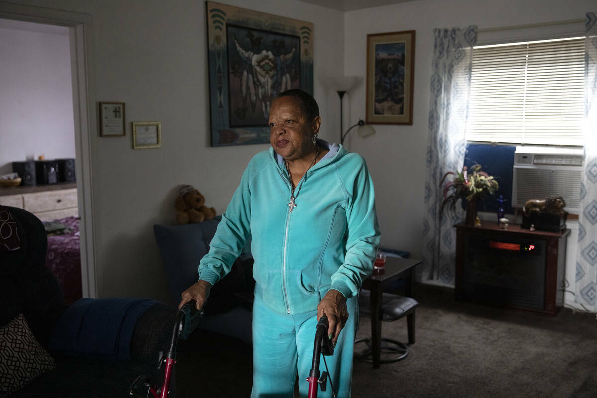 Esther Stokes, de 74 años, en su unidad de Desert Plaza Apartments el martes 21 de diciembre d ...