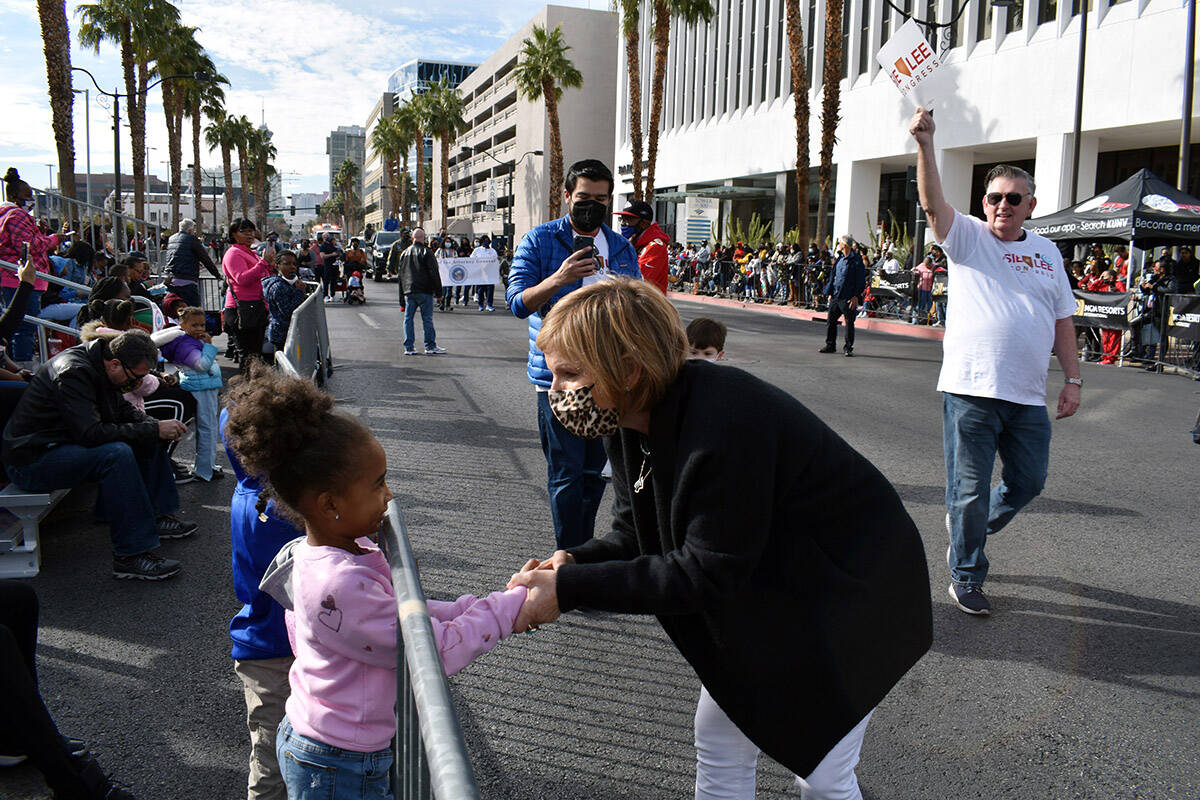 La congresista Susie Lee aprovechó para saludar a las nuevas generaciones, durante el desfile ...