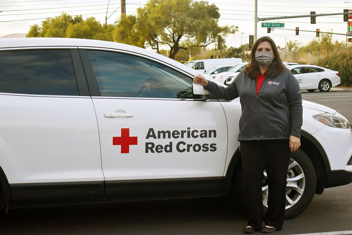 Rachel Flanigan posa junto con el auto de la Cruz Roja en las afueras de la oficina principal l ...