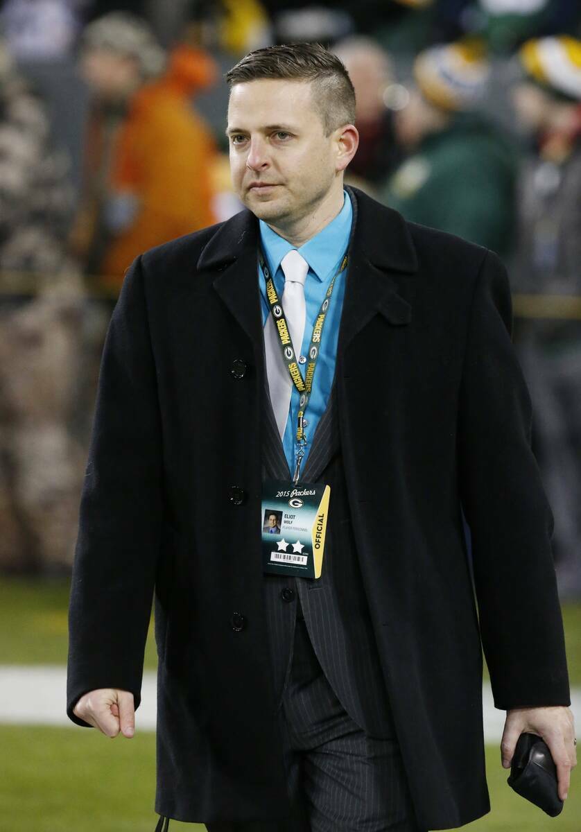 Eliot Wolf de los Green Bay Packers camina por el campo antes de un partido de football de la N ...