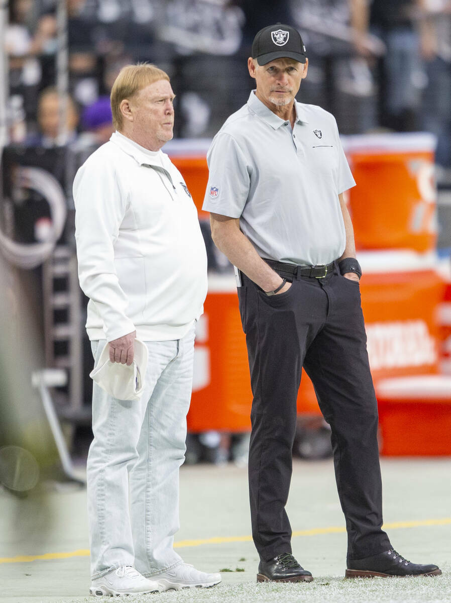 El propietario de los Raiders de Las Vegas, Mark Davis, a la izquierda, y el director general, ...