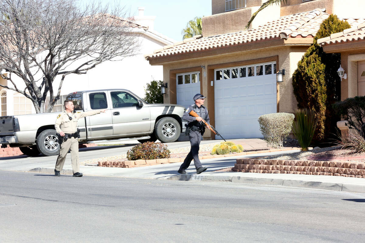 Un agente de la Policía Metropolitana de Las Vegas y un guarda de caza del Departamento de Vid ...