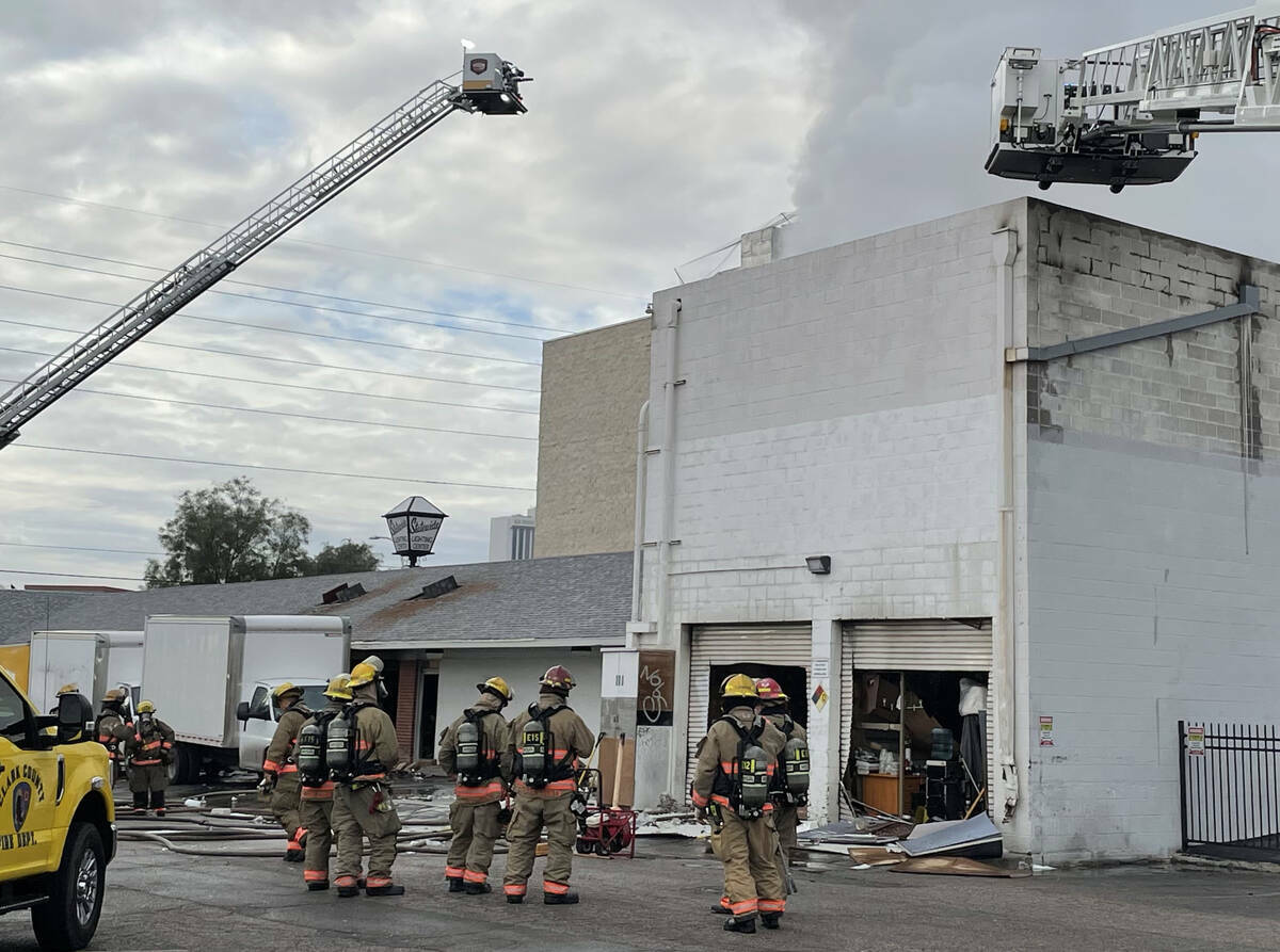 Bomberos del Condado Clark y de Las Vegas lucharon contra un gran incendio a primera hora de la ...