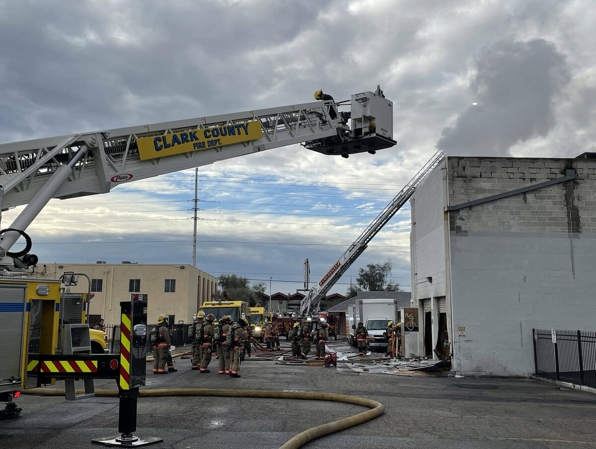 Bomberos del Condado Clark y de Las Vegas lucharon contra un gran incendio a primera hora de la ...