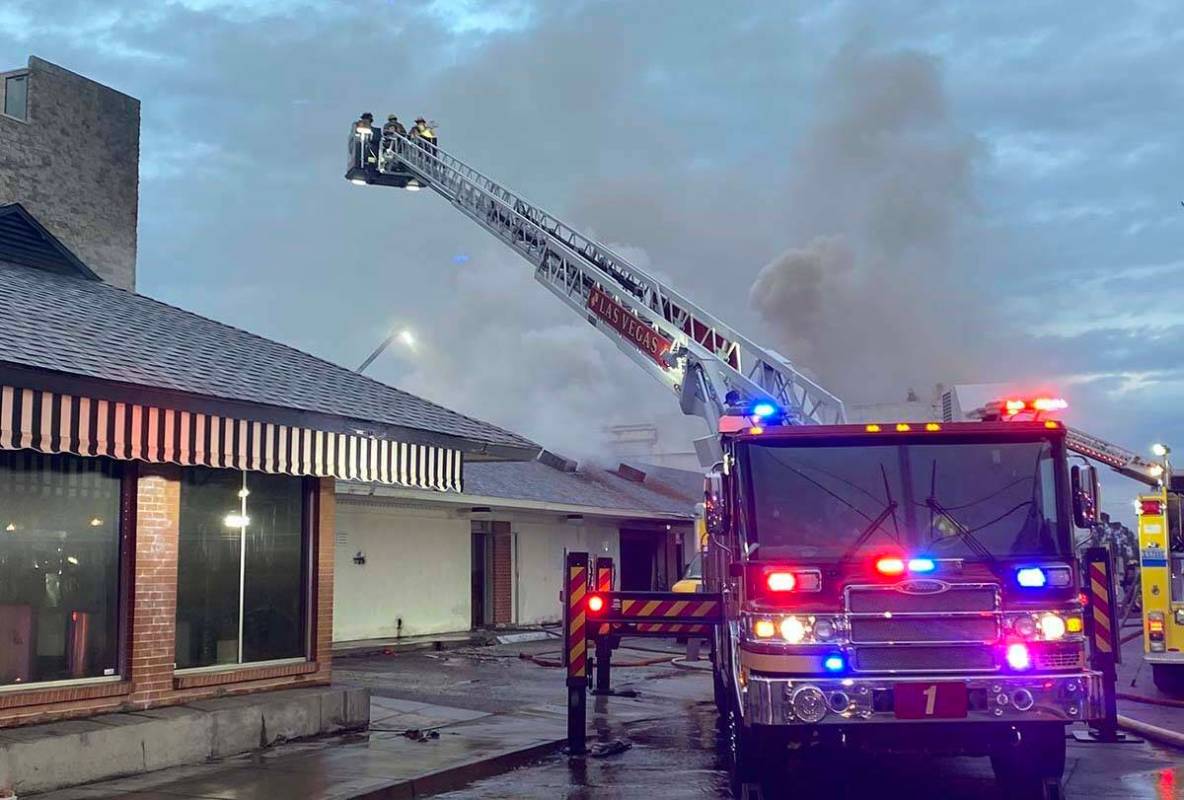 Bomberos del Condado Clark y de Las Vegas lucharon contra un gran incendio a primera hora de la ...