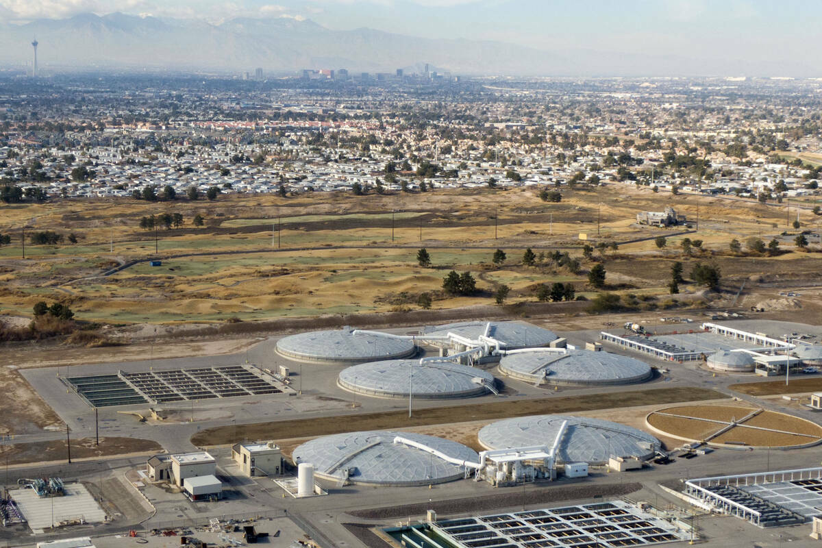 Una vista aérea de la planta de tratamiento de aguas residuales que se encuentra junto al Roya ...