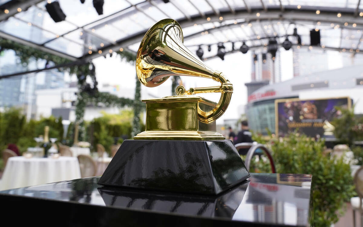Un grammy decorativo antes del comienzo de la 63ª edición de los premios Grammy en el Los Ang ...
