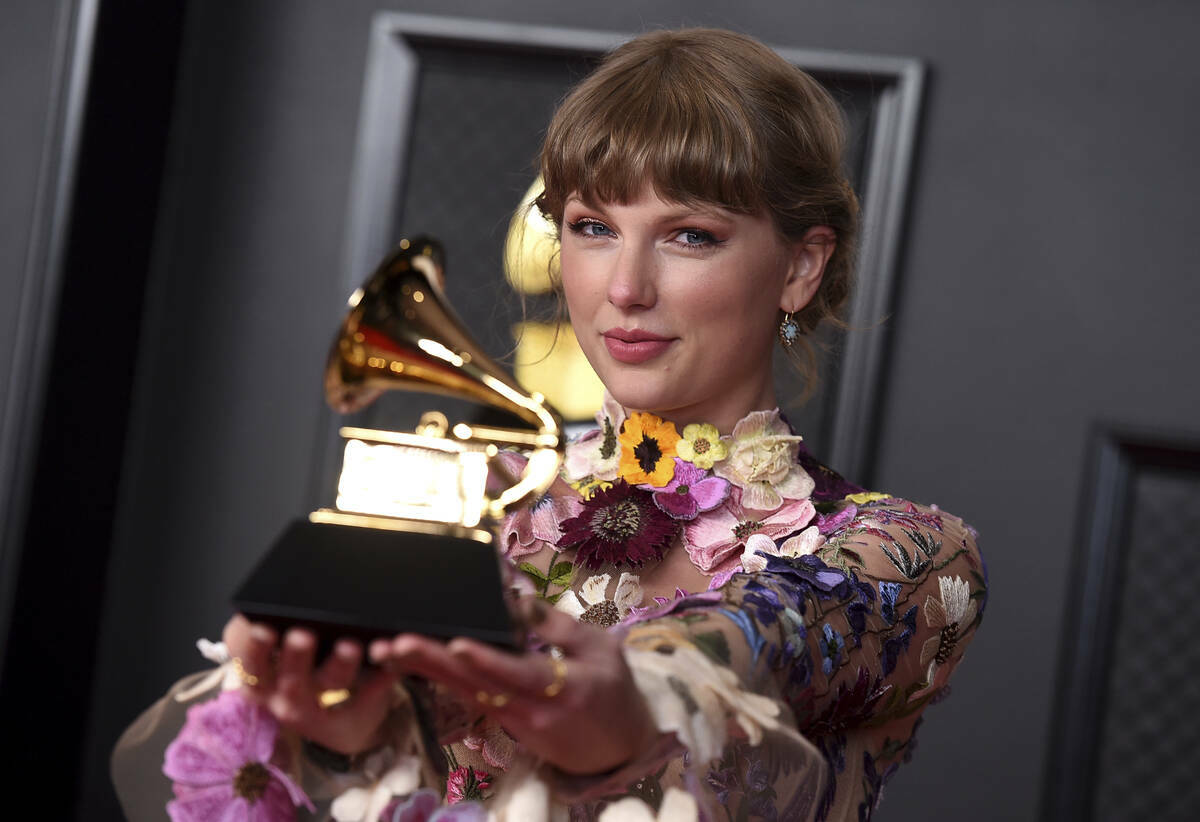 Taylor Swift posa en la sala de prensa con el premio al álbum del año por "Folklore" en la 63 ...