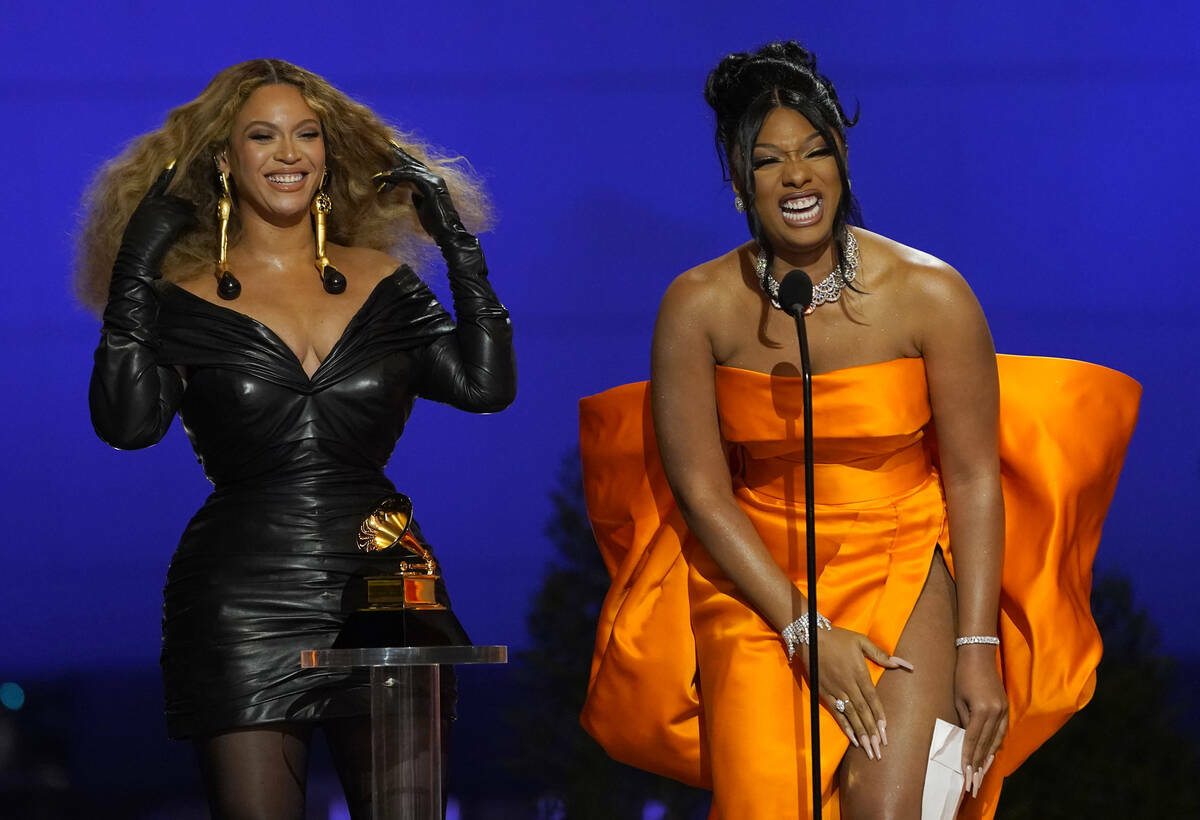 Beyonce, a la izquierda, y Megan Thee Stallion aceptan el premio a la mejor canción de rap por ...