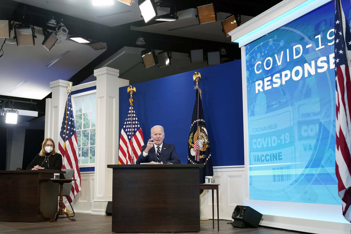 El presidente Joe Biden, acompañado por la administradora de la FEMA, Deanne Criswell, habla s ...