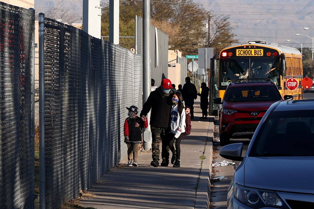 Padres dejan a sus hijos en Rowe Elementary School de Las Vegas el miércoles 19 de enero de 20 ...