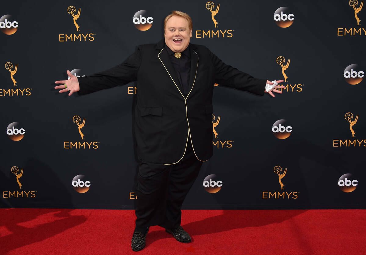 El actor y comediante Louie Anderson aparece en la 68ª edición de los premios Primetime Emmy ...