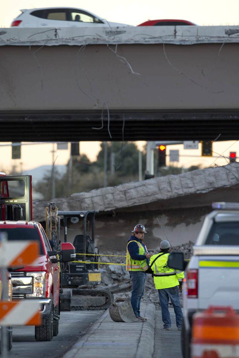 Un agente de policía de Las Vegas responde al lugar donde colapsó una parte de un puente en l ...