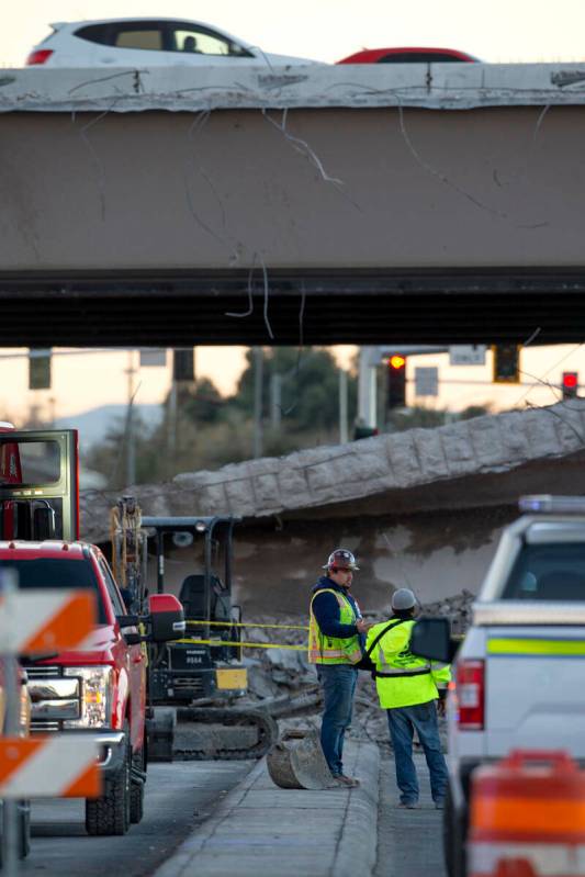 Un agente de policía de Las Vegas responde al lugar donde colapsó una parte de un puente en l ...