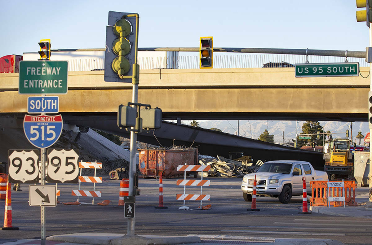 Un montón de escombros tras el colapso de una parte del puente de la autopista U.S. 95 sobre N ...