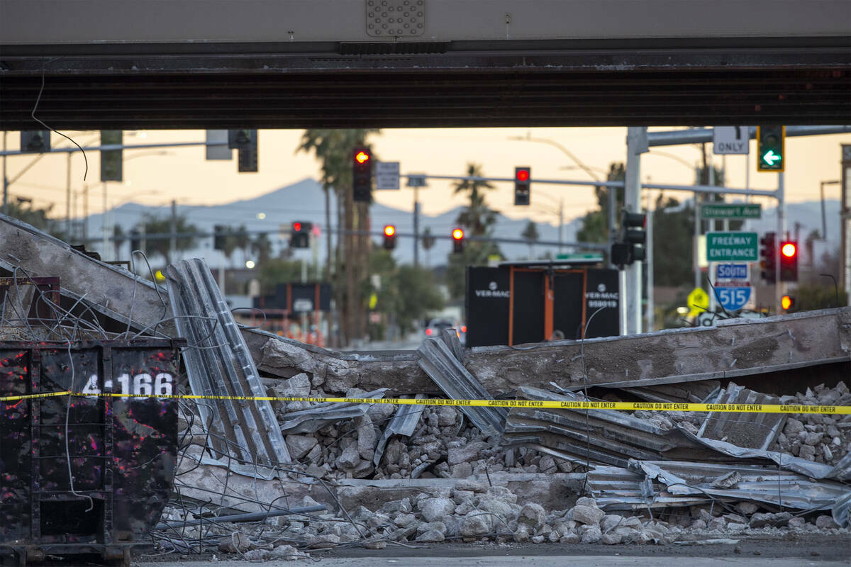 Empleados de Las Vegas Paving Corp. inspeccionan los daños tras el colapso de una parte del pu ...