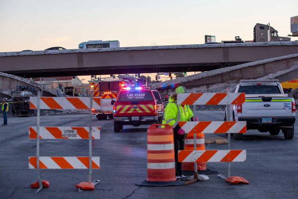 Las Vegas Fire and Rescue responde a la escena donde una parte de un puente de la autopista U.S ...
