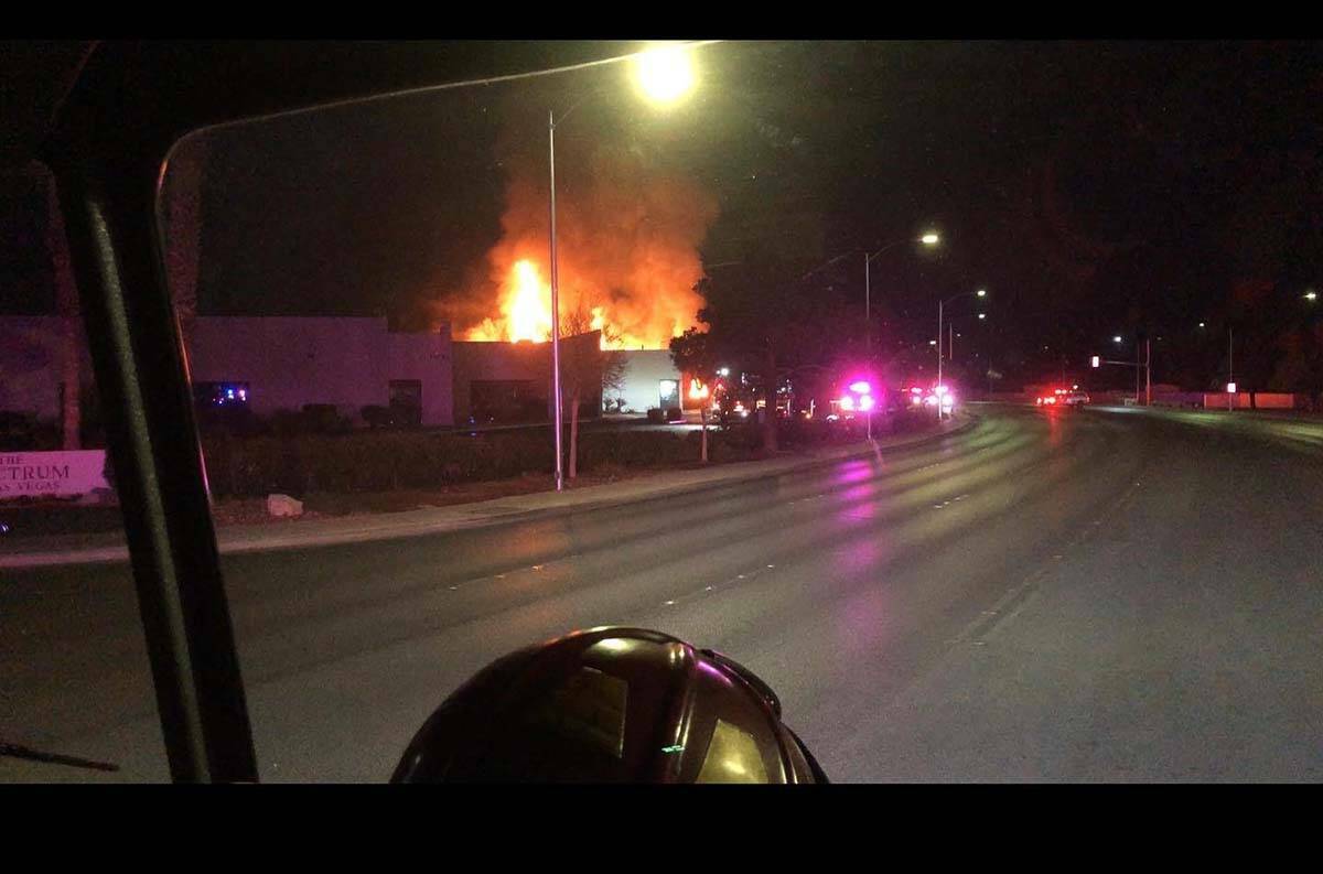Bomberos luchan contra un gran incendio en Electric Liquidators, 100 N. Pecos Road, a primera h ...