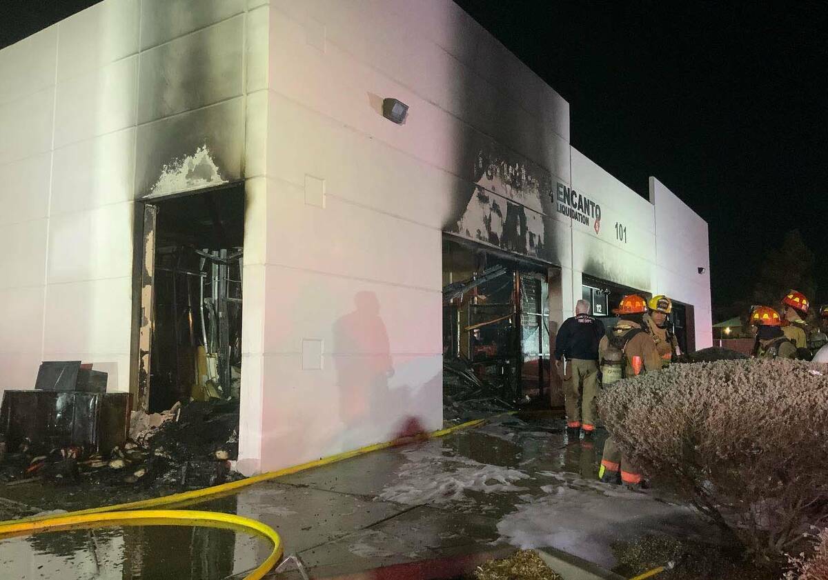Un gran incendio en Electric Liquidators, 100 N. Pecos Road, fue sofocado por los bomberos de L ...