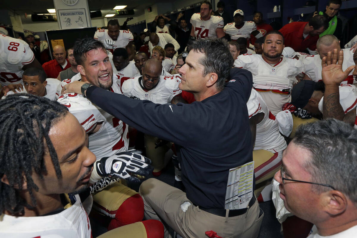 El entrenador de los San Francisco 49ers, Jim Harbaugh, celebra con el equipo tras el partido d ...