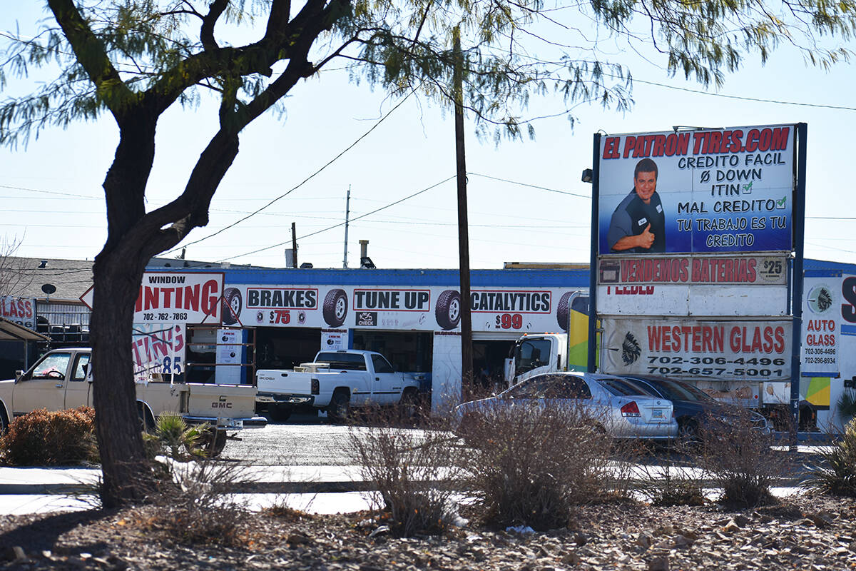 Una zona comercial de pequeñas empresas en North Las Vegas es fotografiada el jueves 20 de ene ...
