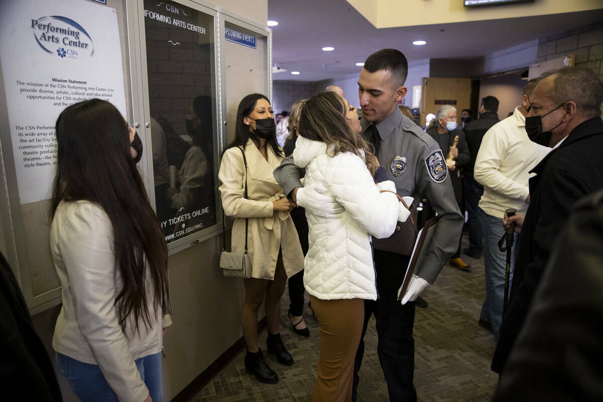 El graduado Carlos Morales, a la derecha, abraza a su esposa Tiffany Casales, tras la ceremonia ...