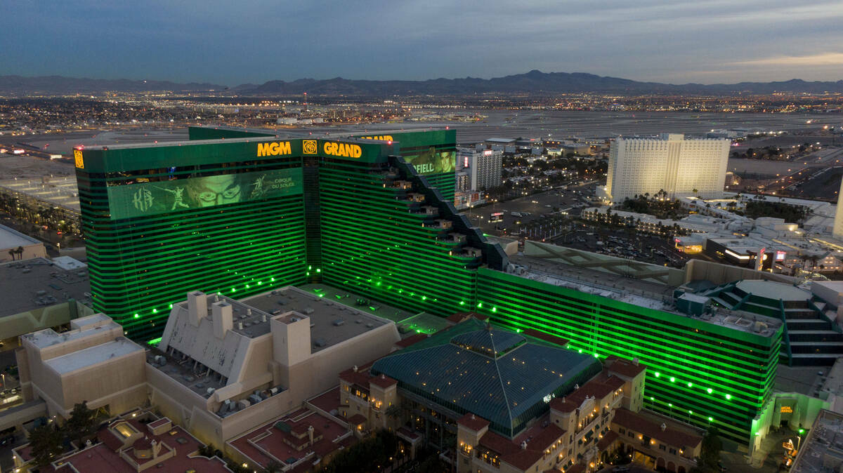 Vista aérea del hotel-casino MGM Grand en el Strip de Las Vegas al atardecer del miércoles 12 ...