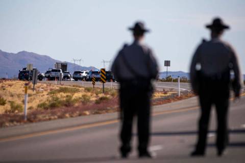 Archivo.- Los policías de la Nevada Highway Patrol responden a la escena de un accidente que d ...