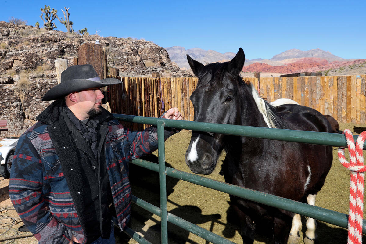 Mike Flood, director general de Cowboy Trail Rides en Red Rock Canyon, visita a Oreo durante un ...