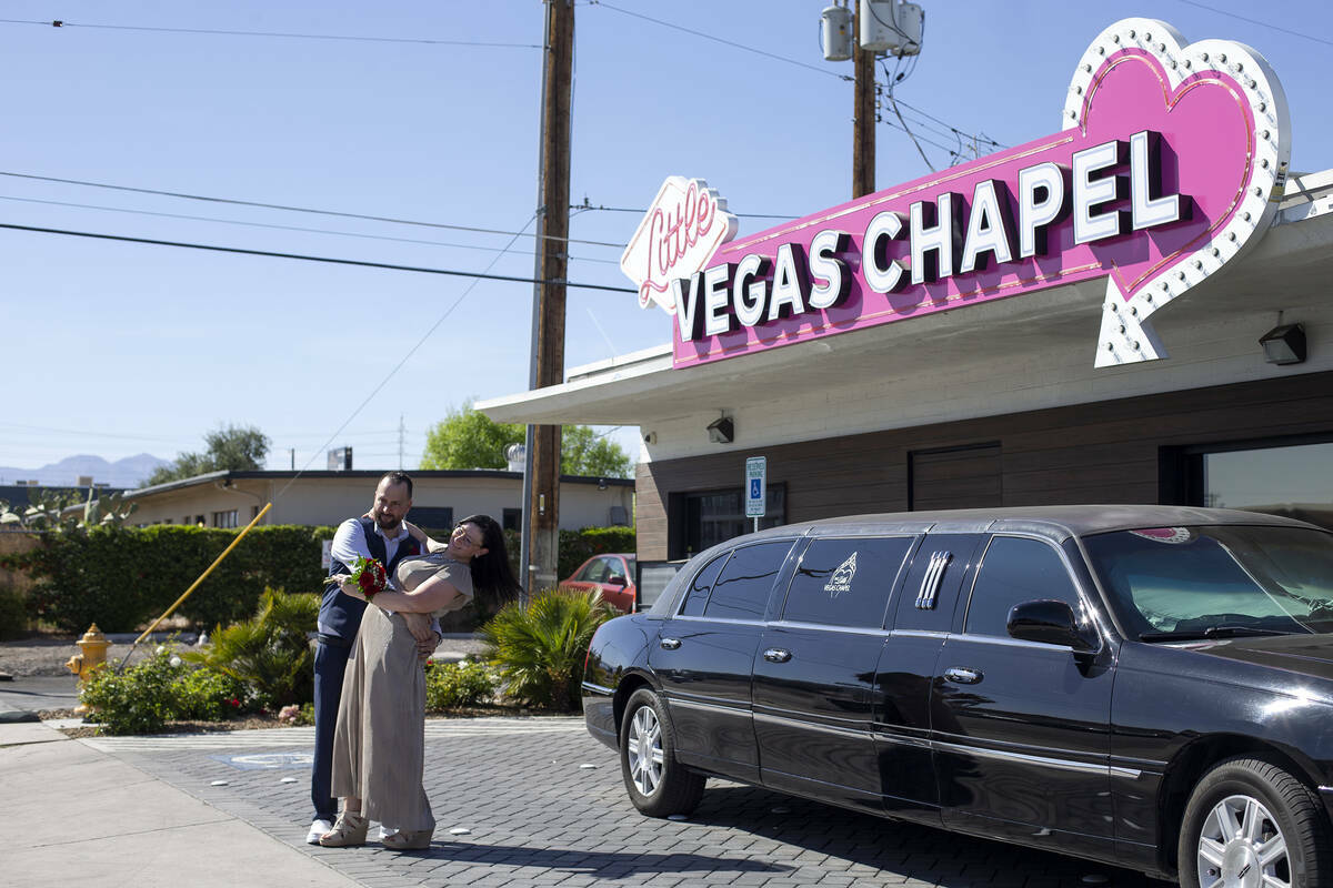 TJ Lehberger y Kendra Swy, de Michigan, son fotografiados tras su boda en la Little Vegas Chape ...