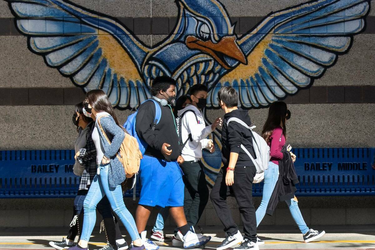 Alumnos de Bailey Middle School caminan por el pasillo durante el recreo el viernes 10 de dicie ...
