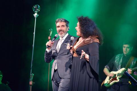 En esta foto de archivo, Diego Verdaguer canta con su esposa Amanda Miguel durante un concierto ...