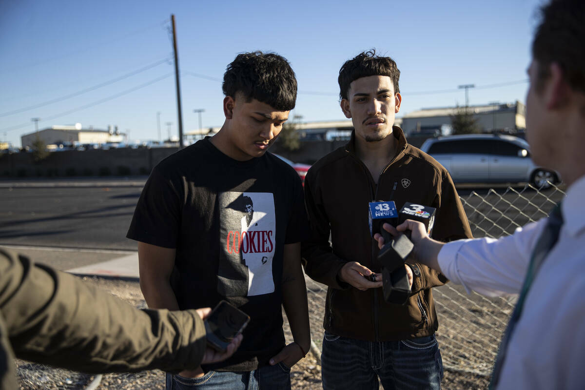 Nick Gómez, a la izquierda, y Erik Ramos hablan de un amigo que falleció en "una colisión de ...