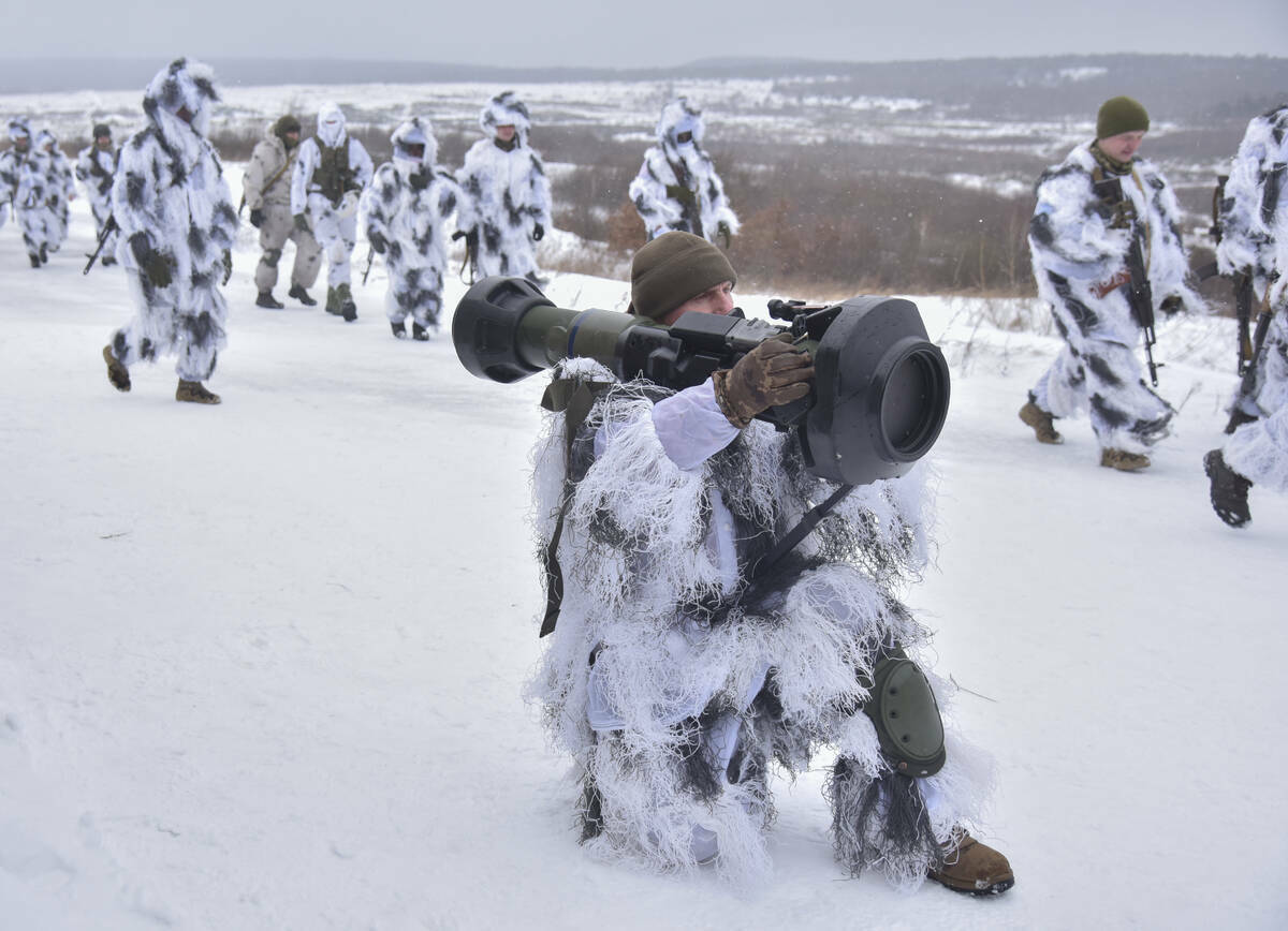 Soldados ucranianos participan en un ejercicio para usar misiles antitanque NLAW en el campo de ...