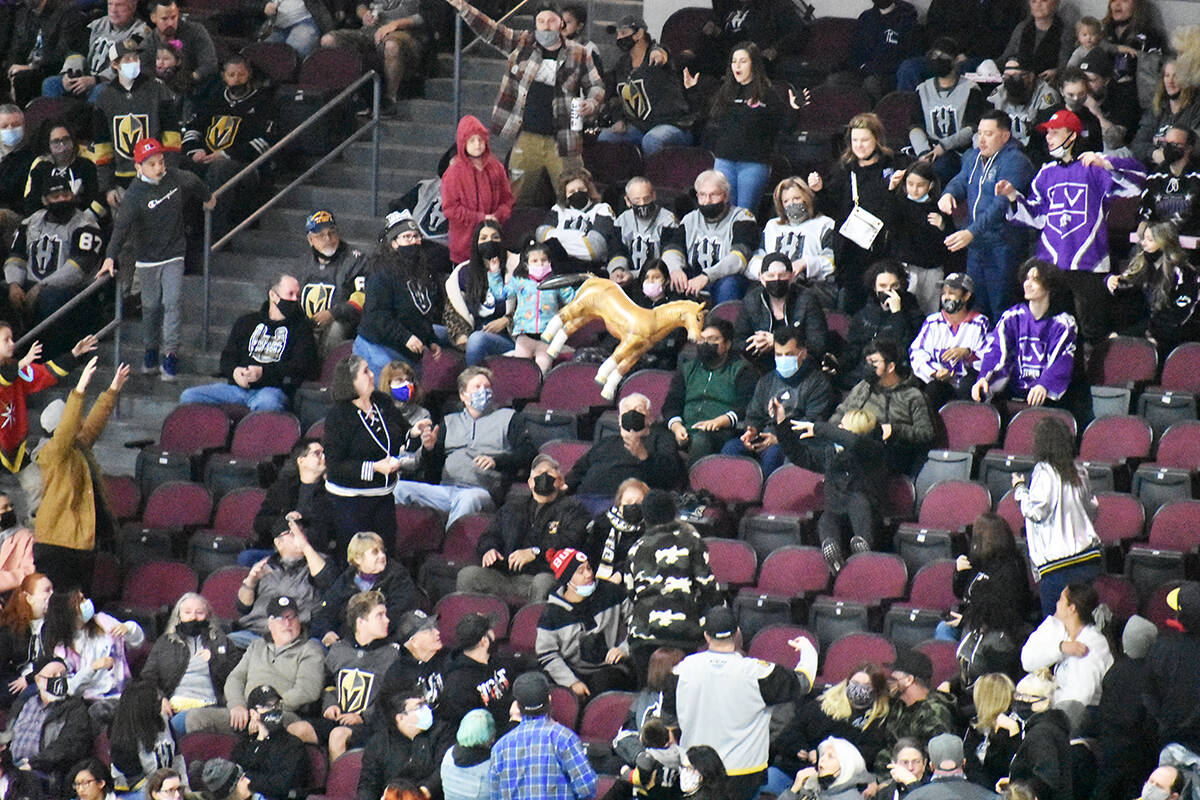 Los aficionados se divierten en el entre-tiempo de un juego de hockey de la AHL entre Henderson ...