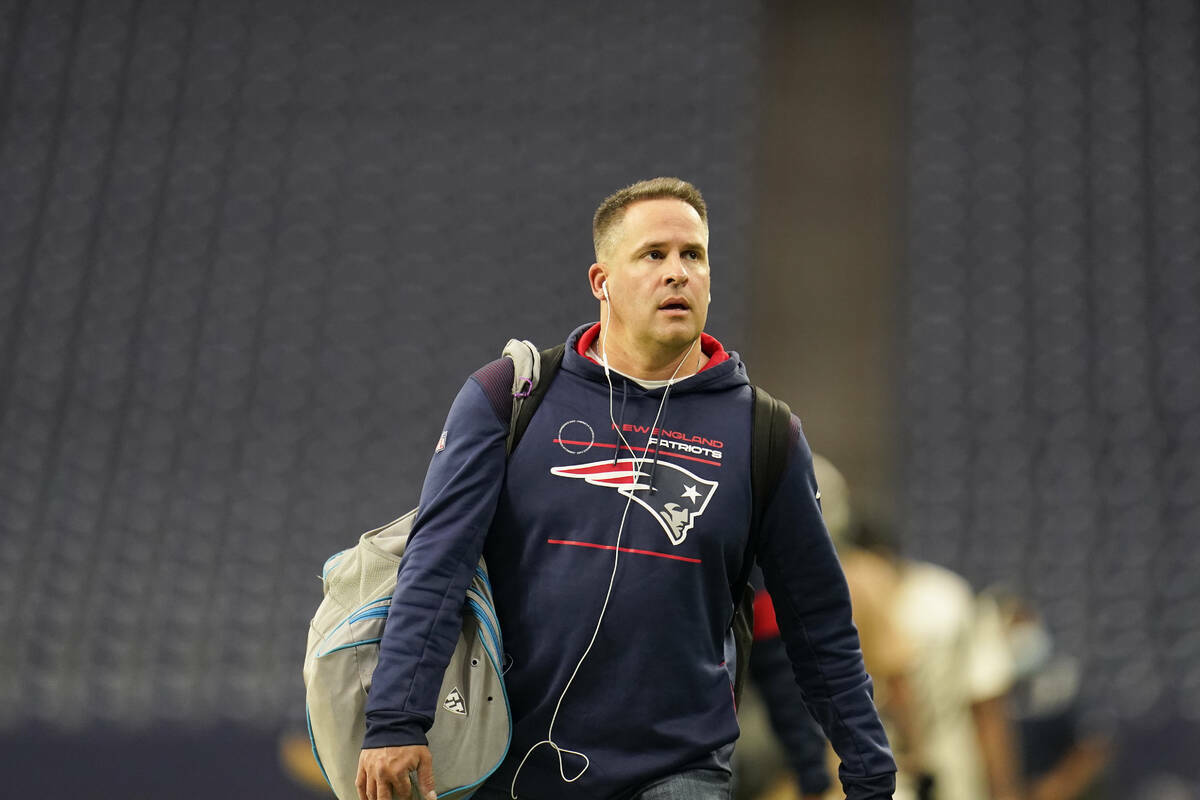 El coordinador ofensivo de los New England Patriots, Josh McDaniels, durante la llegada de los ...