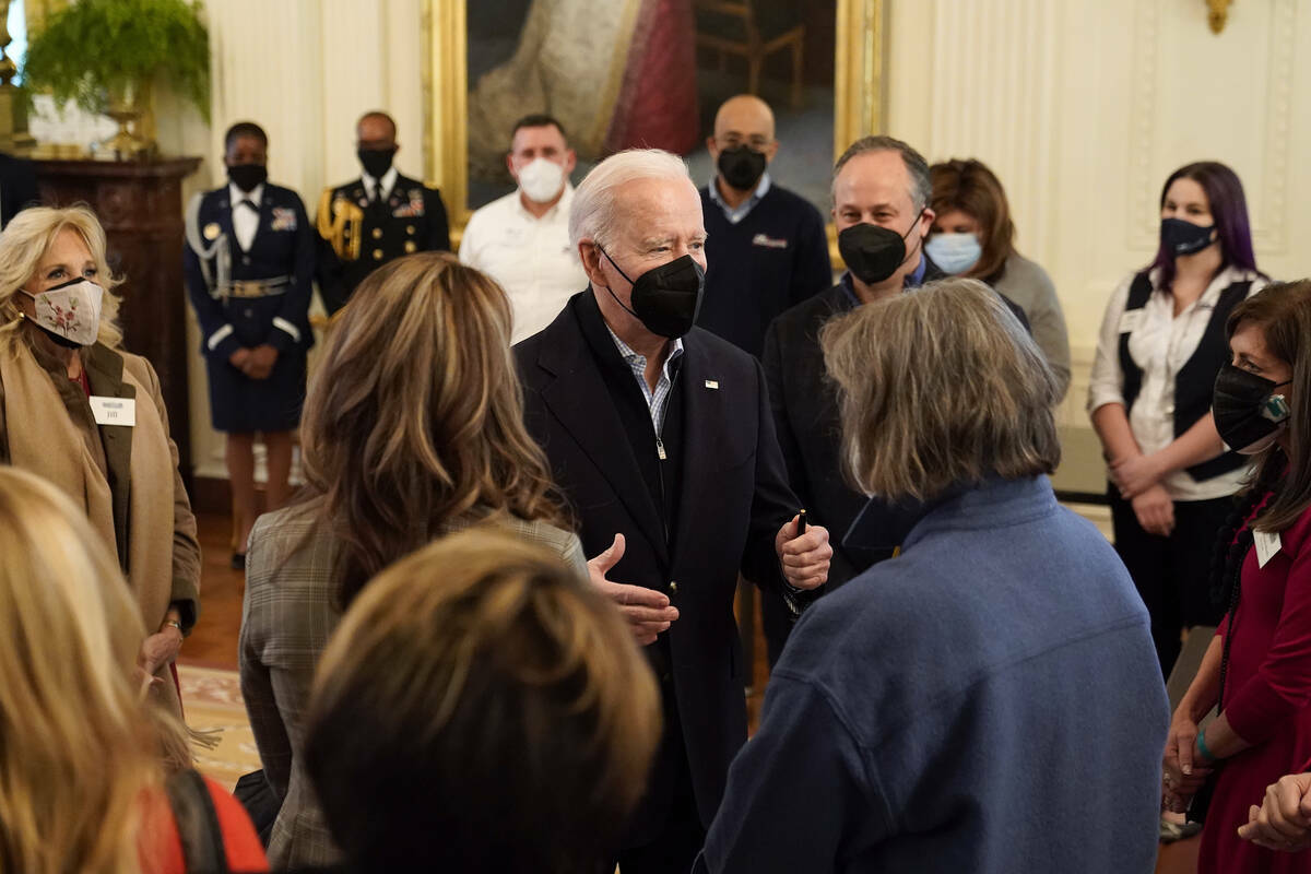 El presidente Joe Biden habla con los cónyuges de los miembros de la Asociación Nacional de G ...
