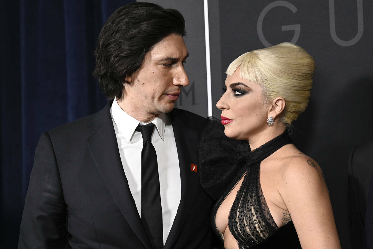 Adam Driver, a la izquierda, y Lady Gaga asisten al estreno de "House of Gucci" en el Rose Thea ...