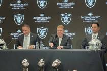 El propietario de los Raiders, Mark Davis, presenta al nuevo entrenador Josh McDaniels, a la iz ...