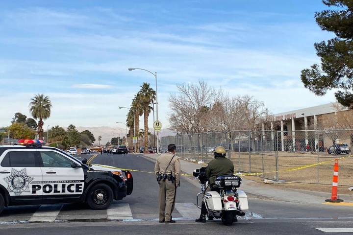 La policía de Las Vegas acordonó la escena de un tiroteo inmediatamente adyacente a la Escuel ...