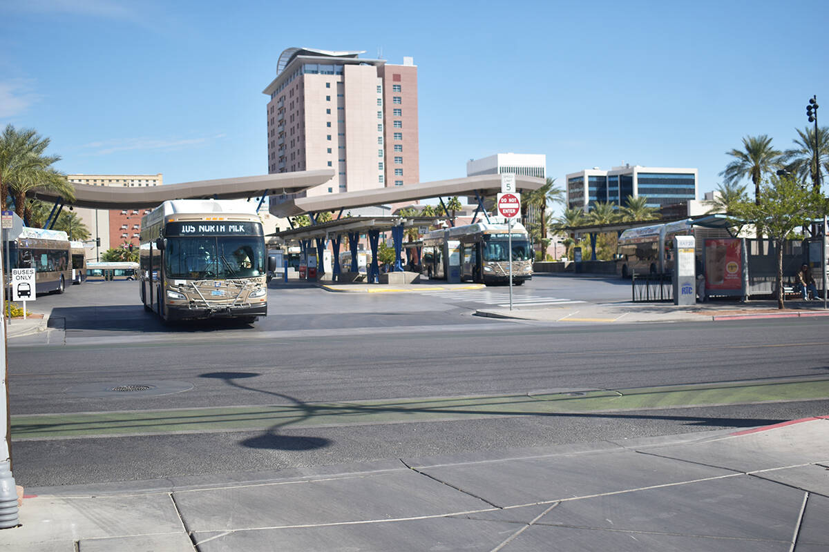 Unidades saliendo de la terminal de autobuses en el centro de Las Vegas. El jueves 20 de enero ...