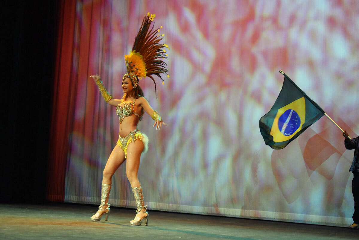 La joven Johana Nichols representó a Brasil, bailando una samba acompañada de una batucada. E ...