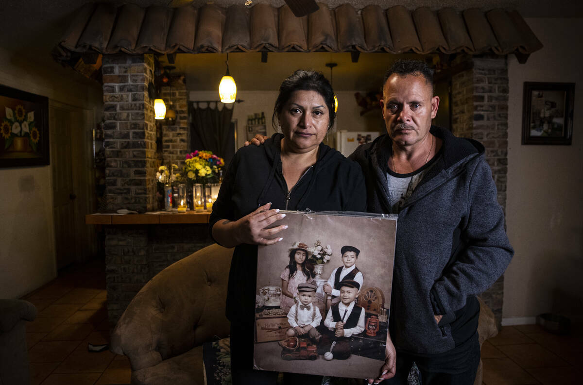 Erlinda Zacarías, a la izquierda, y su esposo Jesús Mejía-Santana sostienen un retrato en el ...