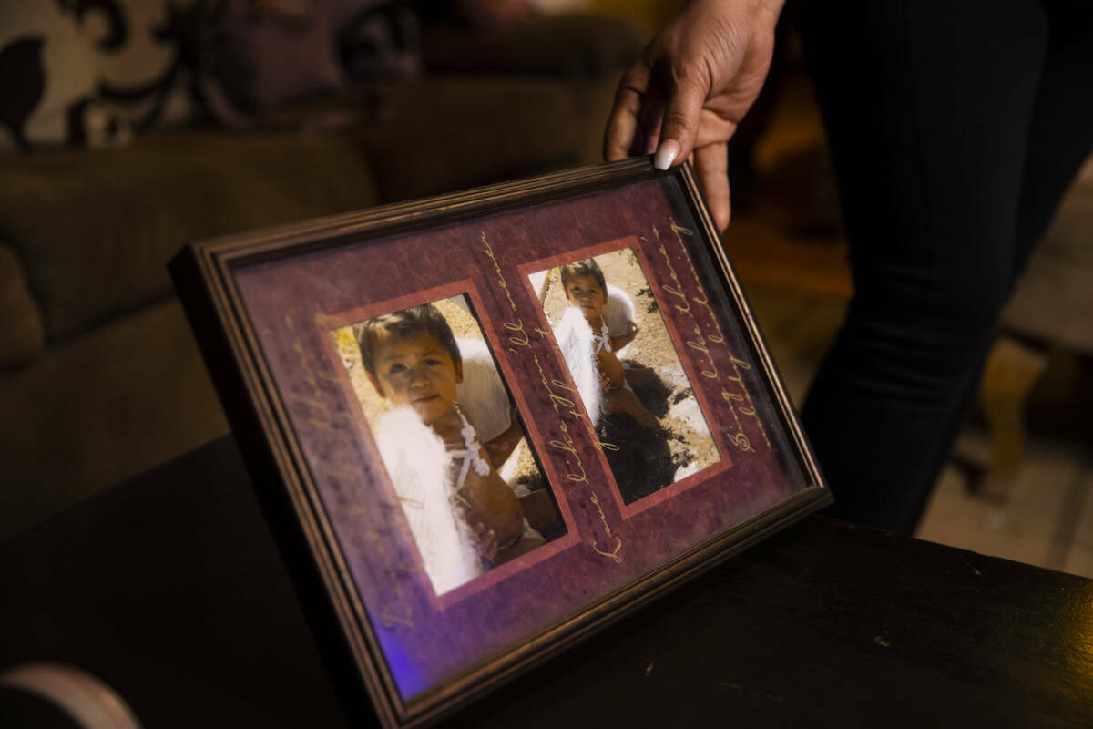 Erlinda Zacarías muestra fotos de su hijo Fernando Yeshua Mejía, que fue uno de los siete mie ...