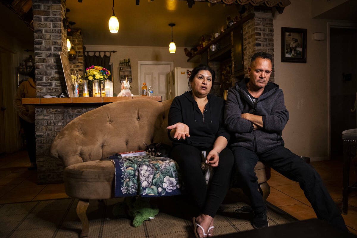 Erlinda Zacarías, a la izquierda, y su esposo Jesús Mejía-Santana hablan de sus hijos, que p ...