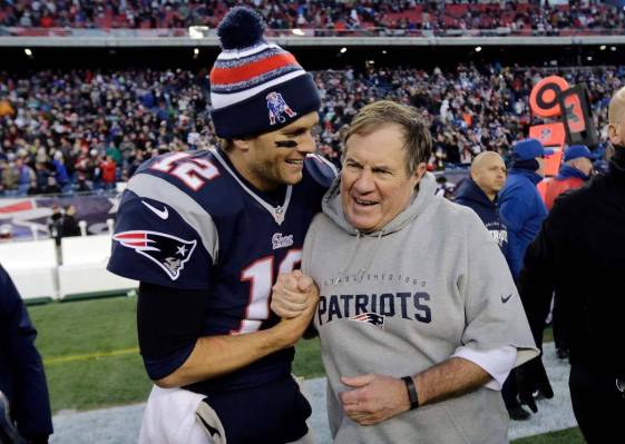 El quaterback de los New England Patriots, Tom Brady, a la izquierda, celebra con su entrenador ...