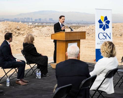 El presidente de College of Southern Nevada (CSN), Frederico Zaragosa, habla durante la ceremon ...