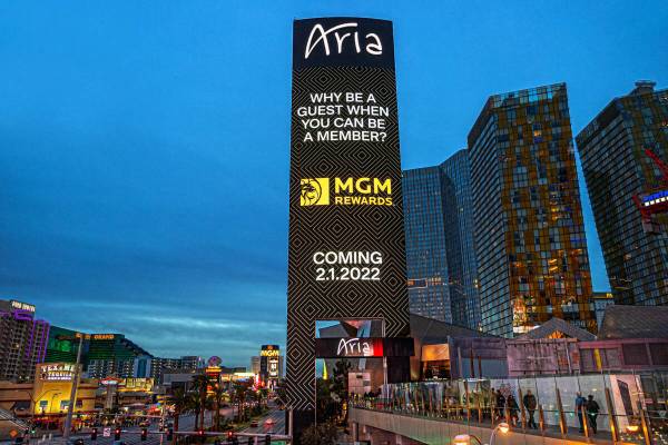 Una marquesina que anuncia los MGM Reward Points en el exterior de Aria, en el Strip, el lunes ...