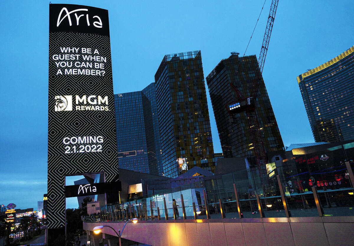 Una marquesina que anuncia los MGM Reward Points en el exterior de Aria, en el Strip, el lunes ...