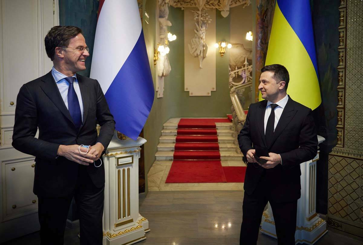 En esta foto facilitada por la Oficina de Prensa Presidencial de Ucrania, el presidente ucrania ...